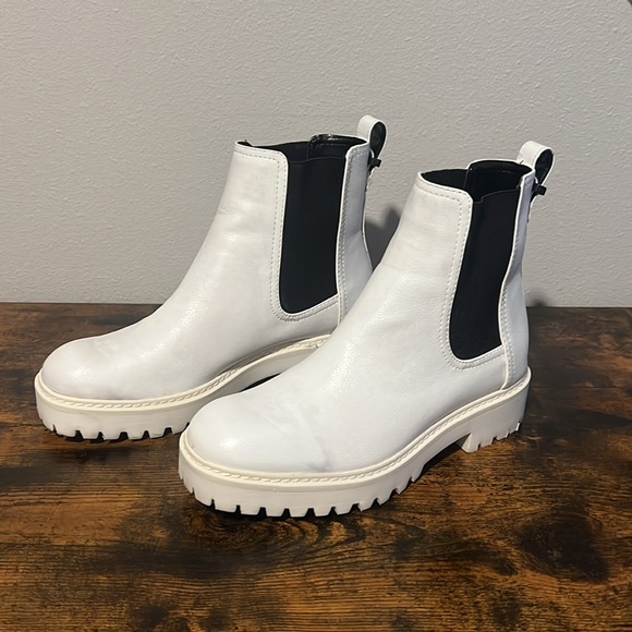 Kenneth Cole Women Leather White Salt Lug Sole Chelsea Boots - Women’s 6 - Picture 2 of 7